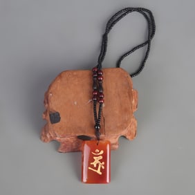 A FINE AGATE NECKLACE