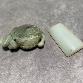 MING DYNASTY HETIAN JADE FISH MOTIF PENDANTS (2 PIECES)