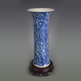 BLUE-AND-WHITE FLOWER PATTERN PORCELAIN VASE