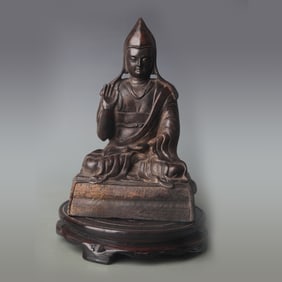 A FINE TSONGKHAPA BUDDHA STATUE
