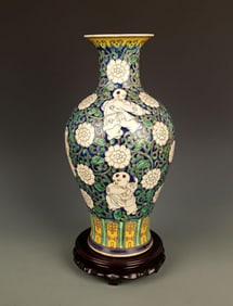 A FINE SAN CAI COLOR BOY PATTERN OLIVE SHAPED VASE