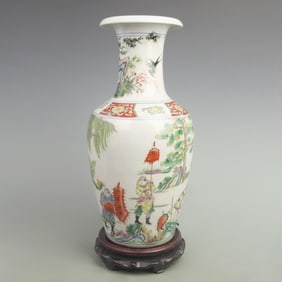 A FINE CHARACTER PATTERN PORCELAIN VASE