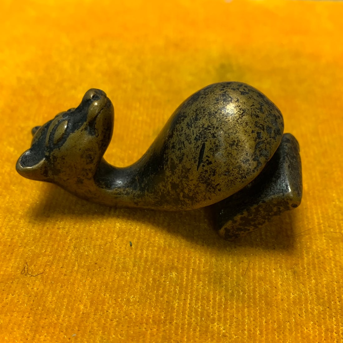 MING DYNASTY BRONZE BELT HOOK WITH SEAL: Ming Dynasty Style; Long: 1.6 inch; Width: 0.9 inch; High: 1.5 inch;