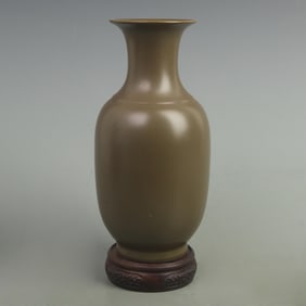 A TEA COLOR GLAZED DARK GREEN PORCELAIN VASE