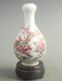 FAMILLE ROSE FLOWER PATTERN GARLIC HEAD SHAPED PORCELAIN BOTTLE