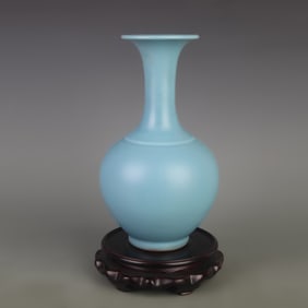 A FINE LIGHT GREEN GLAZE PORCELAIN VASE