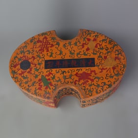A FINE WOODEN LACQUERED FLORAL PATTERN BOX