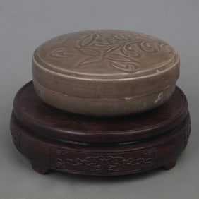 YUE KILN CARVED FLOWER POWDER PORCELAIN BOX