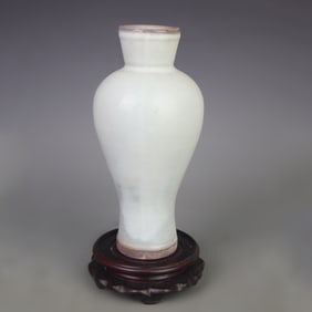 A FINE JUN WARE STRAIGHT MOUTH PORCELAIN VASE
