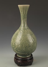 YAOZHOU KILN LOTUS PATTERN LONG-NECKED PORCELAIN VASE
