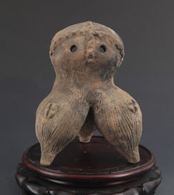 A FINE LONGSHAN CULTURE STYLE THREE LEGGED POTTERY VESSEL