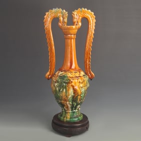 A FINE OLD PORCELAIN MADE THREE COLOR DOUBLE DRAGON EAR VASE