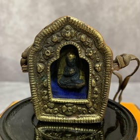A FINE TIBETAN BUDDHIST GAWU PENDANT