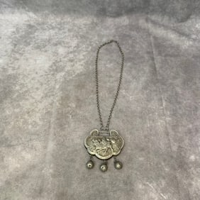 A FINE WHITE BRONZE NECKLACE