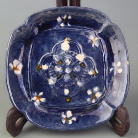 A FINE TRI-COLOR FLOWER MOUTH PORCELAIN PLATE