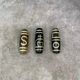 GROUP OF THREE TIBETAN AGATE MADE PENDANT (TIAN ZHU)