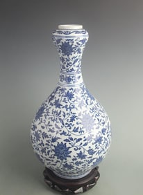 BLUE-AND-WHITE ENTWINED LOTUS PATTERN GARLIC-HEAD PORCELAIN VASE