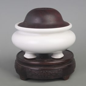 WHITE-GLAZED TRIPOD PORCELAIN INCENSE BURNER WITH REDWOOD LID