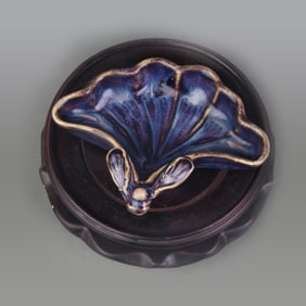 A SMALL SCHOLAR'S DESK ITEM – PORCELAIN BRUSH WASHER