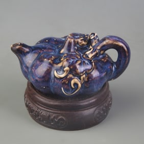 A SMALL SCHOLAR'S DESK ITEM – PORCELAIN WATER DROPPER
