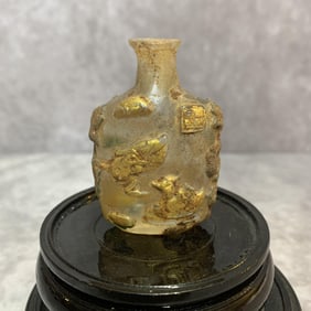 A FINE GLASS MADE SNUFF BOTTLE