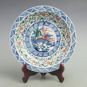 A LARGE DOUCAI COLOR LION AND FLORAL PATTERN PORCELAIN PLATE