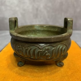 A FINELY CARVED BRONZE INCENSE BURNER