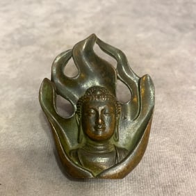 A FINE SMALL BRONZE BUDDHA FIGURE PENDANT