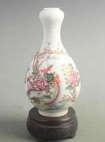 A FINE FAMILLE ROSE FLOWER PATTERN GARLIC HEAD VASE