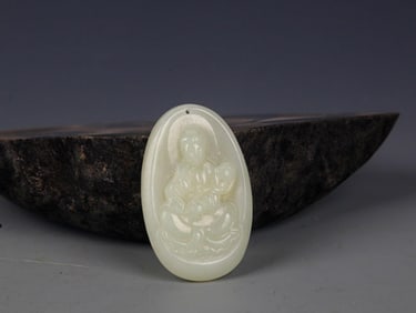 A FINELY CARVED HETIAN PALE CELADON JADE PENDANT