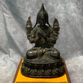 A FINE BRONZE TIBETAN TSONGKHAPA STATUE