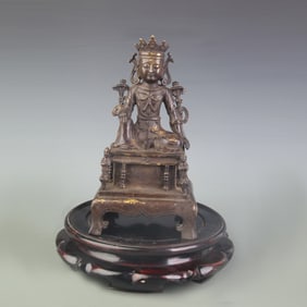 A FINE BRONZE SEATED GUANYIN STATUE