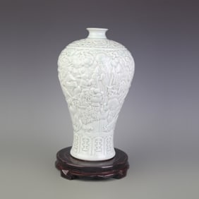 CELADON CARVED FIGURE-PATTERN PORCELAIN MEIPING VASE