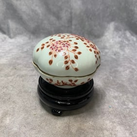 A FINE FAMILLE ROSE FLORAL PATTERN PORCELAIN POWDER BOX