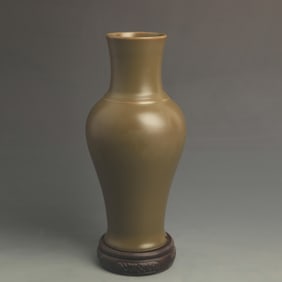 A FINE TEA COLOR GLAZED PORCELAIN VASE