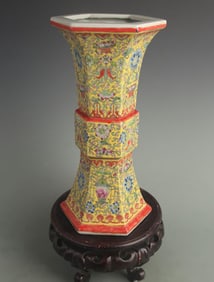 YELLOW GROUND FAMILLE ROSE PORCELAIN FLOWER VASE