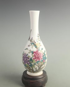 FAMILLE ROSE PEONY AND BIRD LONG NECK PORCELAIN VASE