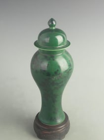 GREEN GROUND INK-PAINTED GENERAL STYLE PORCELAIN JAR