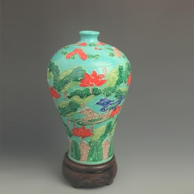 A FINE ENAMEL GREEN GLAZE FLORAL PORCELAIN VASE