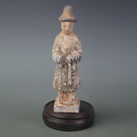 A SANCAI COLORED POTTERY FIGURINE