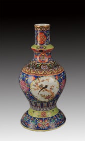 A FINE ENAMEL COLOR FLOWER AND BIRD PORCELAIN BOTTLE