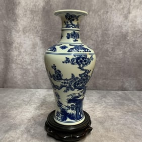 A FINE BLUE AND WHITE LOTUS PATTERN PORCELAIN VASE