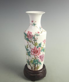 A FINE PEONY FLORAL CLUB SHAPED PORCELAIN VASE