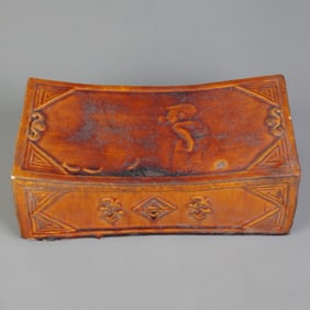 A FINE SAN CAI COLOR SQUARE-SHAPED PORCELAIN PILLOW
