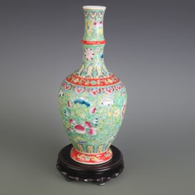 FAMILLE ROSE GREEN GROUND FLOWER PATTERN LONG NECK PORCELAIN VASE