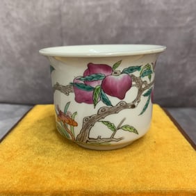 A FINE FAMILLE ROSE PEACH PATTERN SMALL PORCELAIN FLOWER JAR