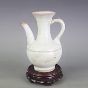 A FINE CELADON COLOR GALZED PORCELAIN EWER