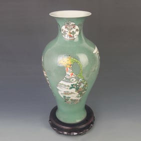 GREEN-GROUND FAMILLE ROSE LARGE PORCELAIN VASE WITH OPEN PANELS