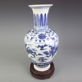 BLUE AND WHITE BEAST-PATTERN PORCELAIN VASE