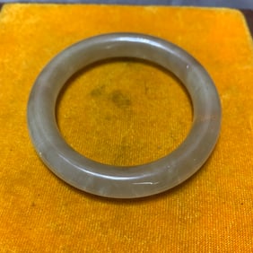 A FINE CRYSTAL MADE BRACELET